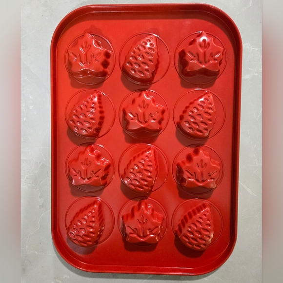 Pampered Chef Fall Leaf Baking Pan - Picture 2 of 2